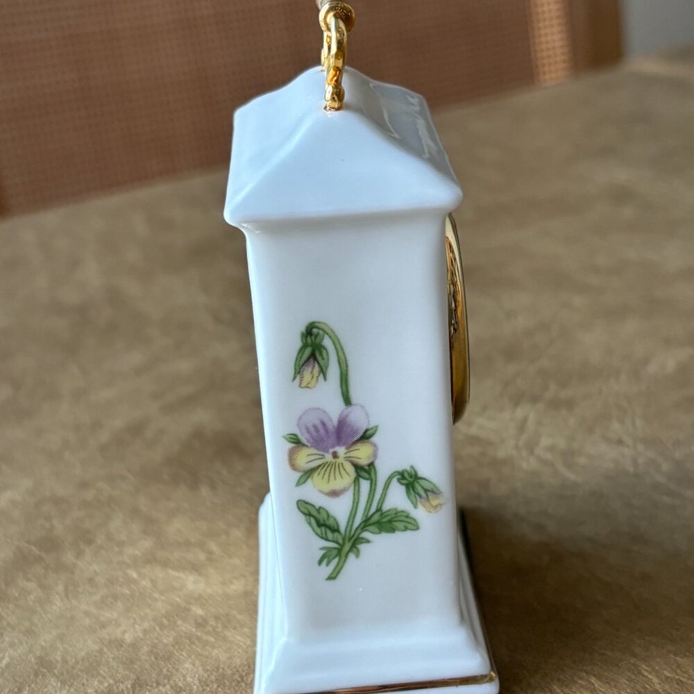 British- Made Aynsley Tudor floral fine bone china small ceramic clock - Picture 4 of 9
